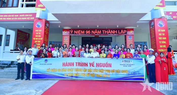 Các đại biểu chụp ảnh lưu niệm.