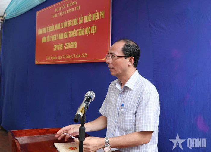 Đồng chí Nguyễn Mạnh Hùng, Phó bí thư Đảng ủy, Chủ tịch UBND xã Phượng Tiến phát biểu tại buổi khám bệnh, tư vấn sức khỏe, cấp thuốc miễn phí.