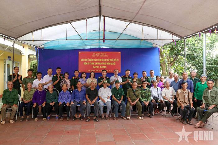 Đoàn công tác của Học viện Chính trị cùng đại diện chính quyền và người dân xã Phượng Tiến, tỉnh Thái Nguyên tại buổi khám bệnh, tư vấn sức khỏe, cấp thuốc miễn phí.