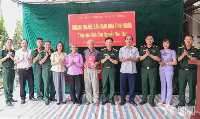  Các đại biểu tại buổi khánh thành, bàn giao “Nhà tình nghĩa” tặng gia đình ông Nguyễn Văn Thư.