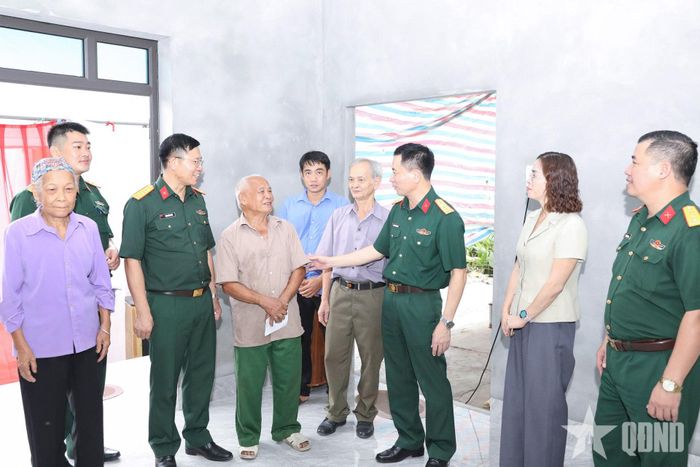 Các đại biểu thăm ngôi nhà mới của gia đình ông Hoàng Văn Giáo.