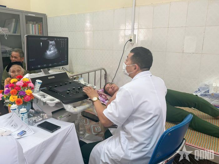 Bác sĩ của Học viện Chính trị khám bệnh và tư vấn sức khỏe cho người dân xã Phượng Tiến.