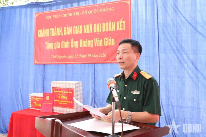  Đại tá Nguyễn Vinh Phượng phát biểu tại buổi khánh thành, bàn giao “Nhà đại đoàn kết” tặng gia đình ông Hoàng Văn Giáo.