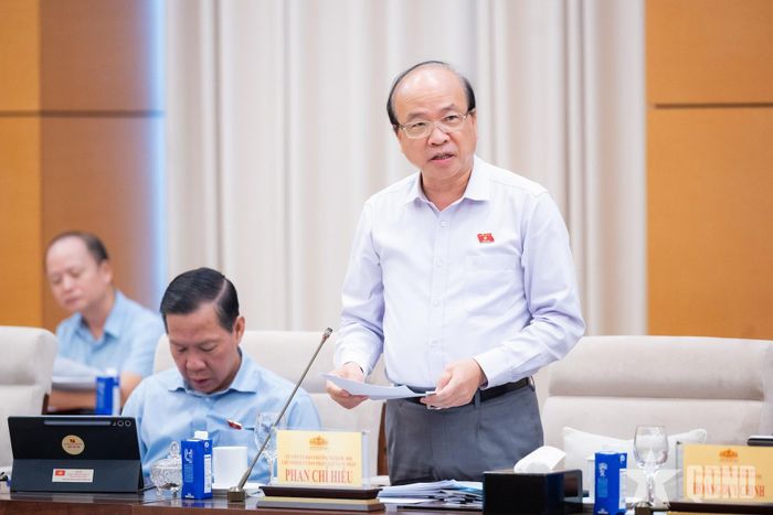  Chủ nhiệm Ủy ban Pháp luật và Tư pháp của Quốc hội Phan Chí Hiếu phát biểu tại phiên họp.
