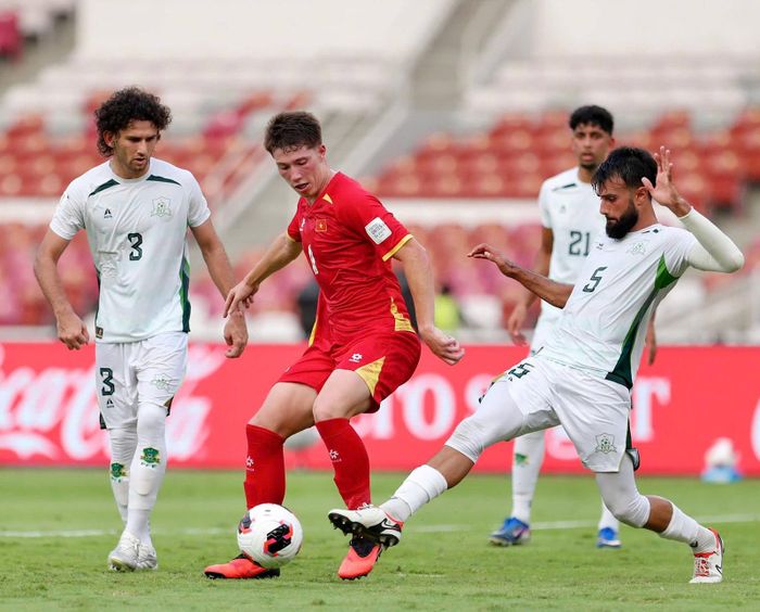 Williams Minh Hoàng (áo đỏ) gặp nhiều khó khăn trước hàng phòng ngự của đội tuyển Pakistan. Ảnh: VFF 