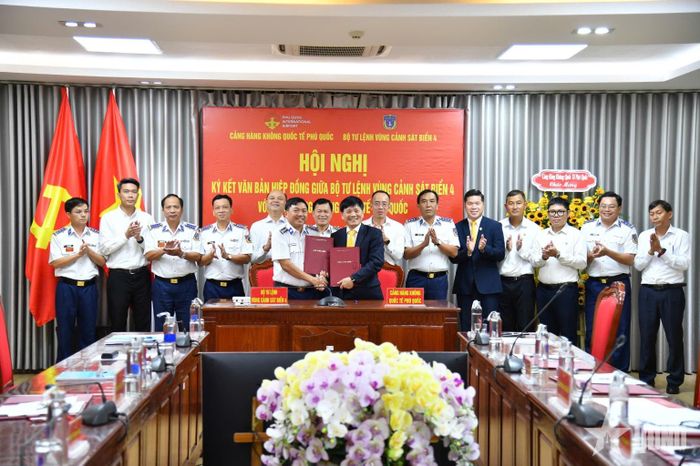  Đại diện Bộ tư lệnh Vùng Cảnh sát biển 4 và Cảng Hàng không quốc tế Phú Quốc ký kết Văn bản hiệp đồng triển khai công tác ứng phó khẩn nguy sân bay, tìm kiếm cứu nạn hàng không và cứu nạn trên biển.  