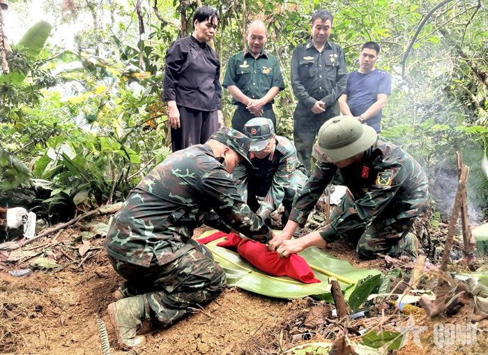 Đội tìm kiếm, quy tập hài cốt liệt sĩ (Bộ CHQS tỉnh Tuyên Quang) cùng thân nhân và các cựu chiến binh tiến hành đưa hài cốt liệt sĩ Ma Đình Thắng từ điểm cao 1030 về nhà quàn của đơn vị. 