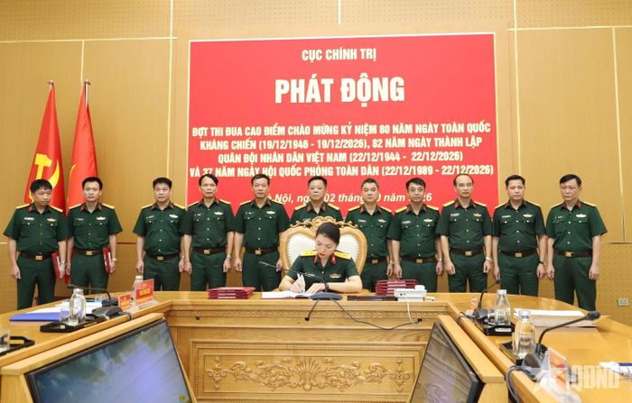 Đại diện các phòng, ban, cơ quan ký giao ước thi đua. 