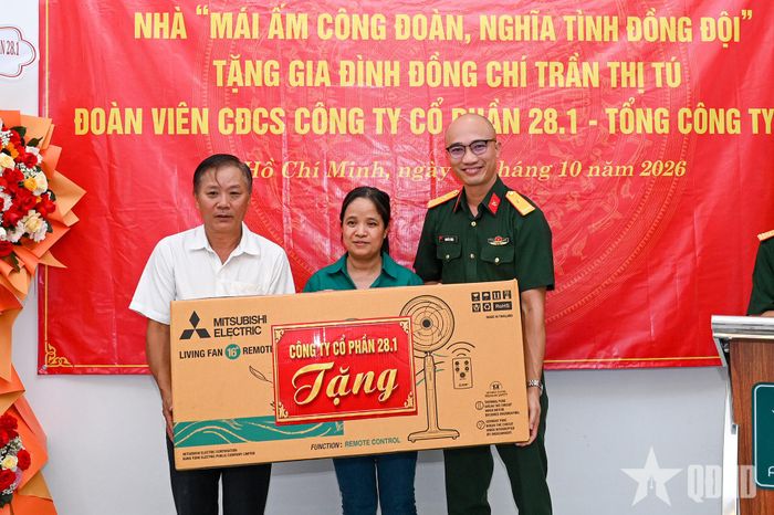 Công ty Cổ phần 28.1 trao quà tặng gia đình tại buổi lễ. 