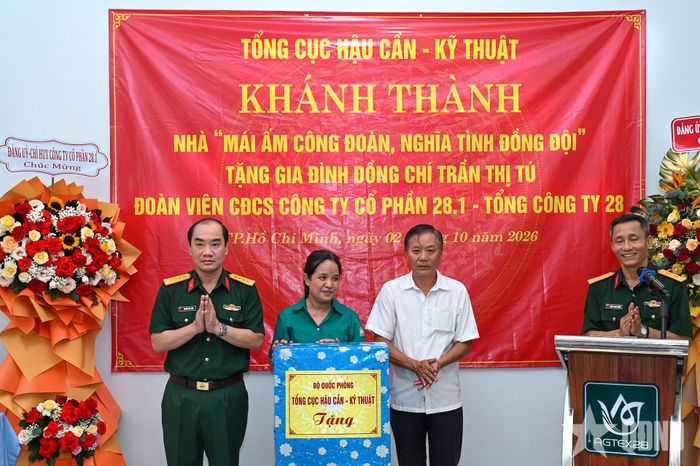 Trao quà của Tổng cục Hậu cần – Kỹ thuật tặng gia đình đồng chí Trần Thị Tú.