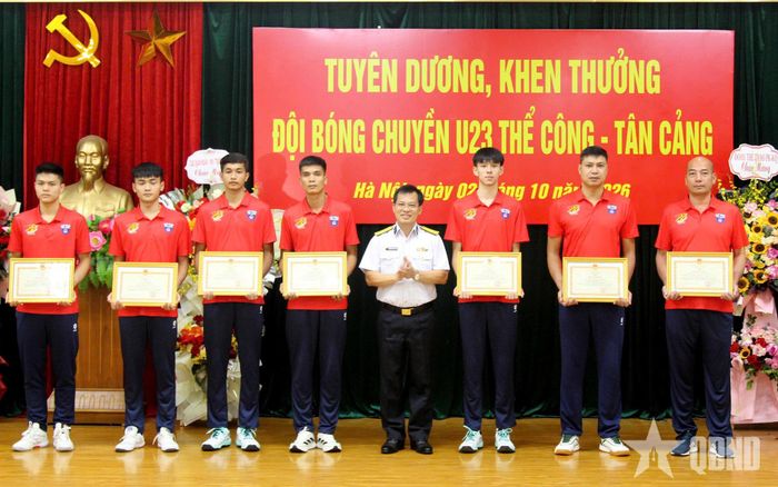 Tặng bằng khen các tập thể, cá nhân Đội bóng chuyền nam U23 Thể Công - Tân Cảng. 