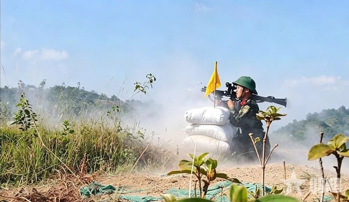 Chiến sĩ B41 chuẩn bị thực hiện nhiệm vụ bắn.  