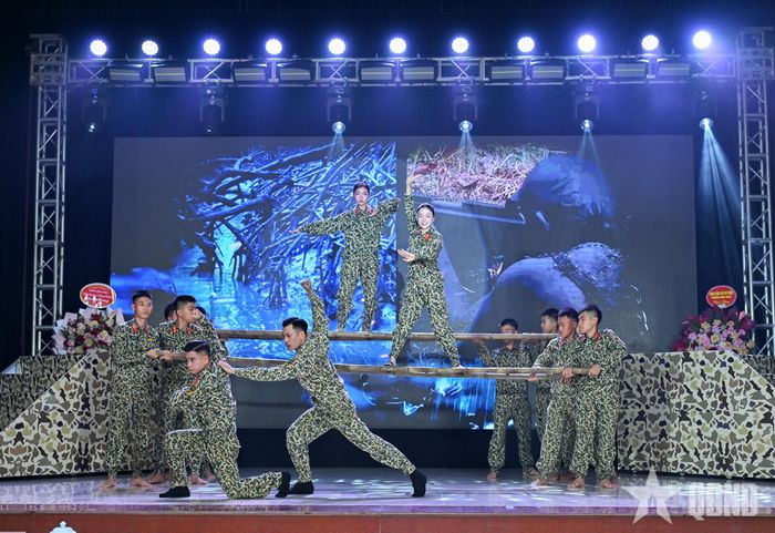 Tiết mục kết hợp yếu tố võ thuật của Bộ đội Đặc công với nghệ thuật.
