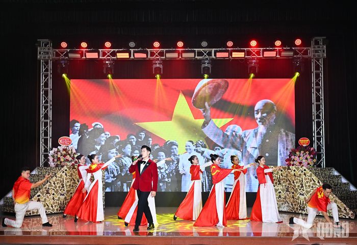 Ca khúc ca ngợi Bác Hồ. 