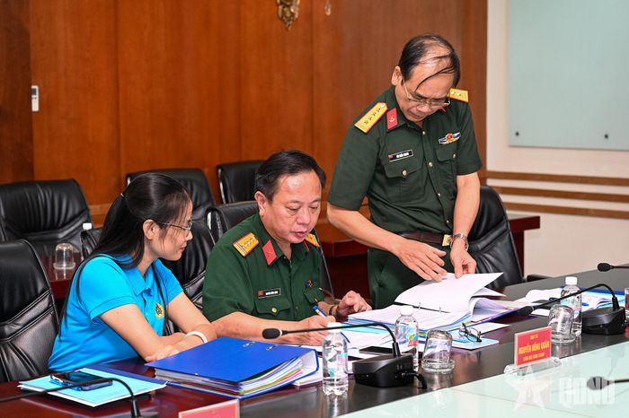   Kiểm tra hệ thống sổ sách liên quan đến hoạt động công đoàn Tổng công ty 28. 
