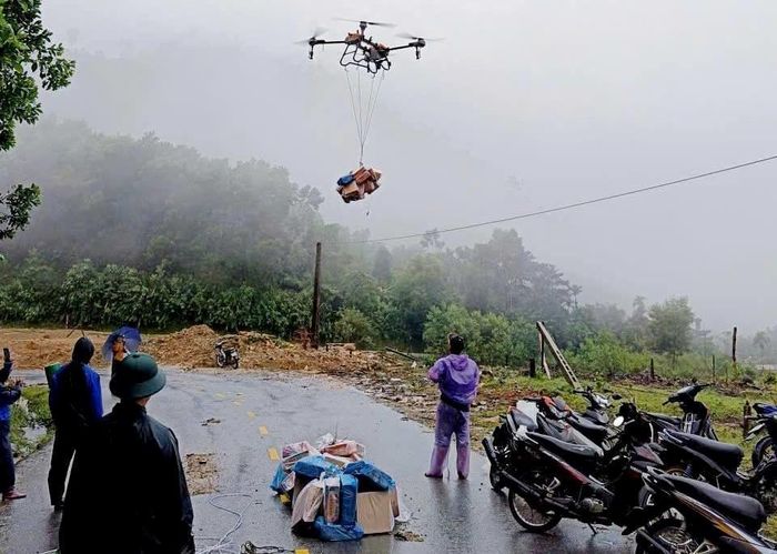 Lữ đoàn Công binh 270 phối hợp Ban Chỉ huy Phòng thủ khu vực 3 - Trà My đã sử dụng drone để chuyển hàng đến từng cụm dân cư bị cô lập.