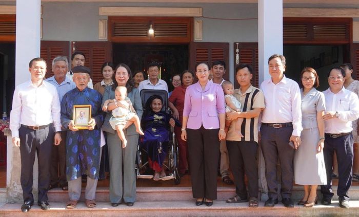 Phó Chủ tịch nước Võ Thị Ánh Xuân cùng lãnh đạo TP Đà Nẵng thăm, tặng quà cụ Vương Nghiên nhân Ngày Quốc tế Người cao tuổi.