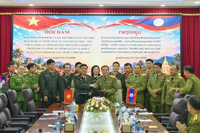 Lãnh đạo Công an tỉnh Quảng Trị và Công an tỉnh Savannakhet ký kết, trao đổi biên bản ghi nhớ bảo đảm an ninh, trật tự giai đoạn 2026 - 2027.