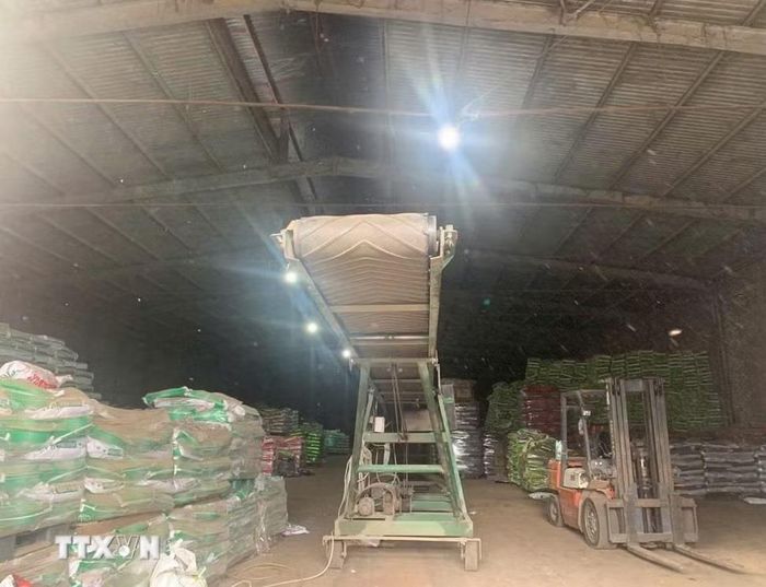 Kho phân bón giả bị cơ quan Công an phát hiện. Ảnh: TTXVN