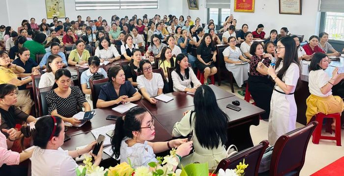 TS Đặng Út Phượng trình bày, hướng dẫn cán bộ quản lý, giáo viên MN ứng dụng giáo dục STEAM trong thực hiện Chương trình giáo dục mới.