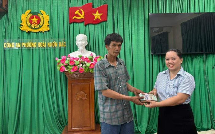 Cô giáo Trân trao trả tài sản nhặt được cho ông Đông.