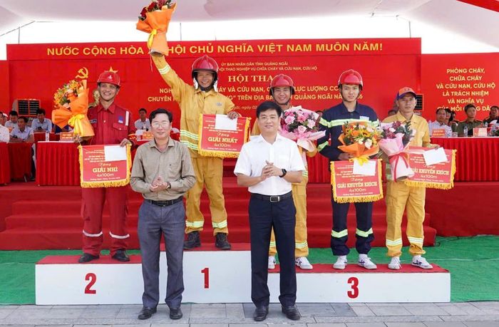 Trao giải cho các đội đạt thành tích ở các nội dung