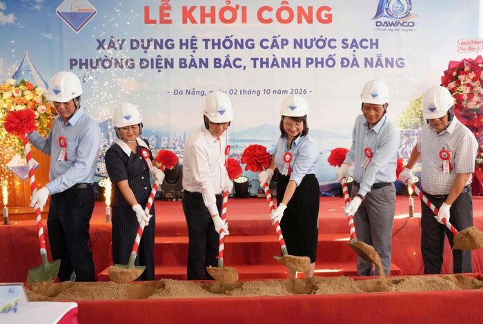 Lãnh đạo làm lễ khởi công dự án.