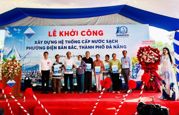 Trao 20 suất quà cho các gia đình có hoàn cảnh khó khăn.