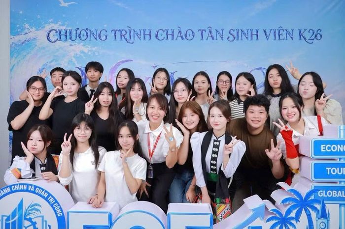  Chị Nguyễn Thị Yến cùng các tân sinh viên của Học viện Hành chính và Quản trị công, năm 2026. 