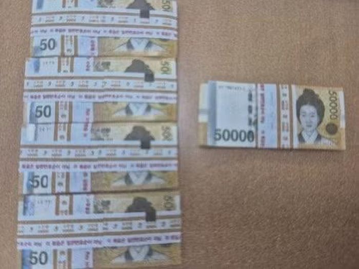 Những xấp tiền mệnh giá 50.000 won được tìm thấy bên trong một túi rác gần một căn biệt thự ở Geumgok-dong, Jemulpo-gu, Incheon vào tháng Hai. Số tiền này được buộc bằng đai niêm phong của Ngân hàng Trung ương Hàn Quốc, với tổng trị giá khoảng 25 triệu won. Do không có ai đến nhận, quyền sở hữu đã được chuyển giao cho người đầu tiên phát hiện ra số tiền. Ảnh do Đồn Cảnh sát Jemulpo, Incheon cung cấp.