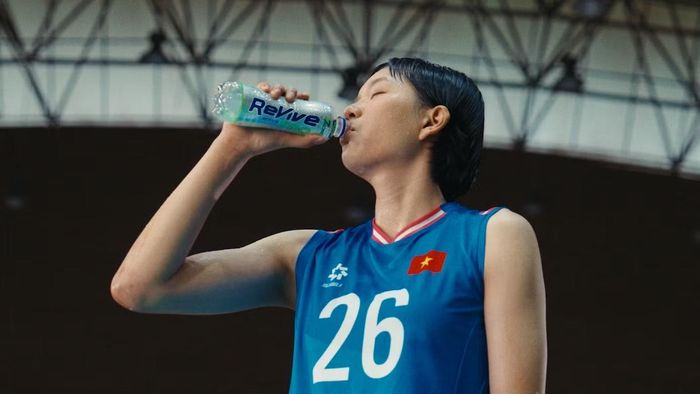 Revive Thể Thao với công thức ưu việt bổ sung 7 ion và vitamin nhóm B, giúp cơ thể bù nước, bù khoáng và hỗ trợ phục hồi năng lượng