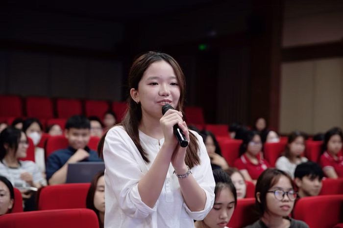 Sinh viên trao đổi tại Talkshow.