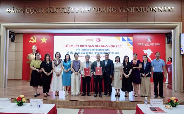 Đại diện trường ĐH Ngoại thương và CSMO Việt Nam đã thực hiện nghi thức ký kết Biên bản ghi nhớ hợp tác.