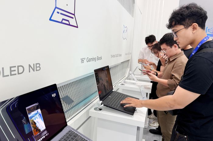 Khách tham quan trải nghiệm các sản phẩm công nghệ của BOE Việt Nam, doanh nghiệp FDI hoạt động trong lĩnh vực điện tử, tại Khu công nghiệp chuyên sâu Phú Mỹ 3, phường Tân Phước, TPHCM. Ảnh: HOÀNG HÙNG