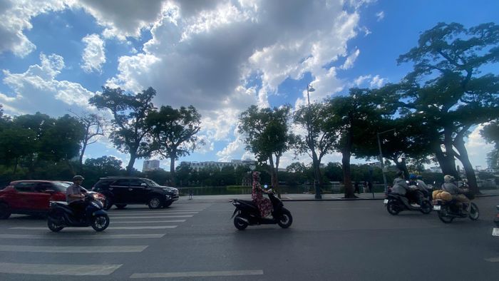 Hà Nội trong 2 ngày qua oi nóng nhưng trời nhiều mây, dấu hiệu sắp có mưa dông trong những ngày tới. Ảnh: PHÚC HẬU