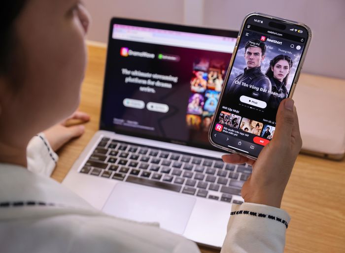Một bạn trẻ xem phim AI trên ứng dụng xem video ngắn Reelshort. Ảnh: HOÀNG TRIỀU