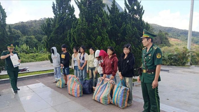 Trục xuất 9 người Lào nhập cảnh trái phép vào Việt Nam