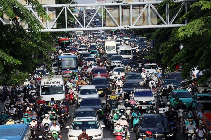  Phương tiện luôn ùn ứ trên đường Cộng Hòa, phường Tân Bình. Ảnh: QUỐC HÙNG 