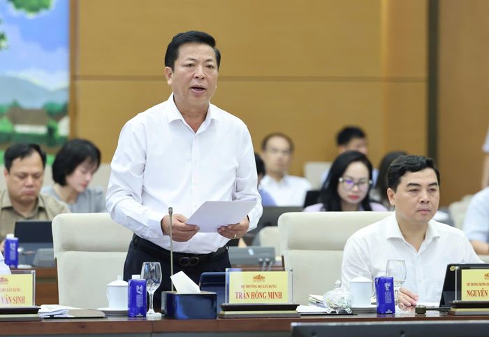  Bộ trưởng Bộ Xây dựng Trần Hồng Minh báo cáo về các dự thảo luật. Ảnh: QUANG PHÚC 