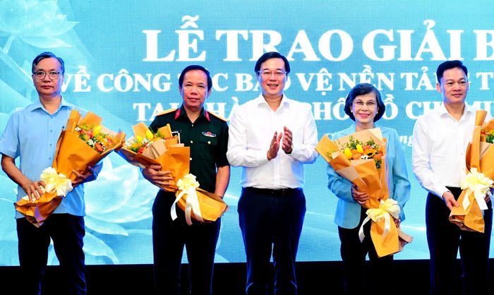  Phó Bí thư Thường trực Thành ủy TPHCM Lê Quốc Phong tặng hoa các thành viên Ban giám khảo. Ảnh: VIỆT DŨNG 