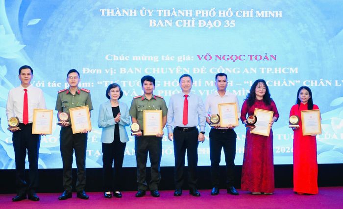 Nguyên Chủ tịch HĐND TPHCM Phạm Phương Thảo và Trưởng Ban Tuyên giáo Thành ủy TPHCM Dương Anh Đức trao giải cho các tác giả thuộc nhóm báo chí. Ảnh VIỆT DŨNG 