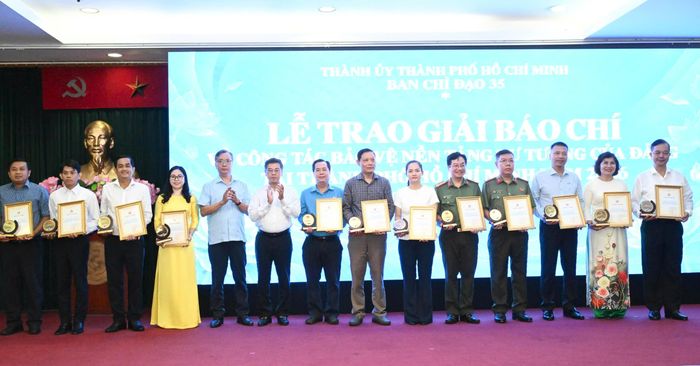  Phó Chủ tịch HĐND TPHCM Nguyễn Văn Dũng trao khen thưởng 15 tập thể đạt giải thưởng Tập thể xuất sắc. Ảnh VIỆT DŨNG 