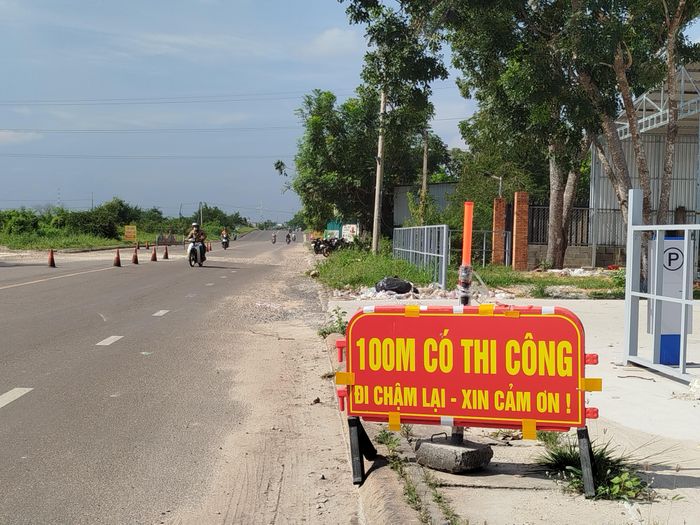 Sáng 2-10, biển cảnh báo, đèn cảnh báo công trình đang thi công được lắp đặt 