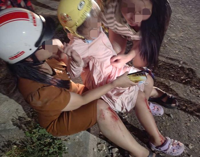  Người dân bị ngã chảy máu khi đi xe máy qua đoạn quốc lộ 28 đang sửa chữa vào tối 30-9 