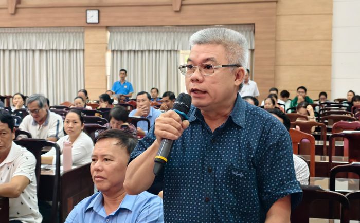  Cử tri nêu ý kiến với Tổ ĐBQH. Ảnh: NGUYỄN TÂN 
