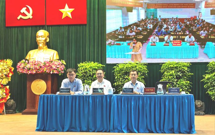  Các ĐBQH tổ số 8 tiếp xúc cử tri. Ảnh: NGUYỄN TÂN 