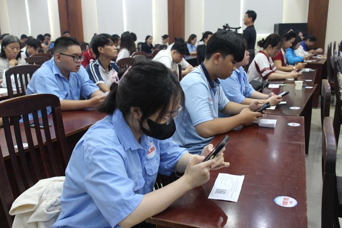  Các thí sinh thi trắc nghiệm kiến thức tại hội thi. Ảnh: HỒNG ĐÀO 