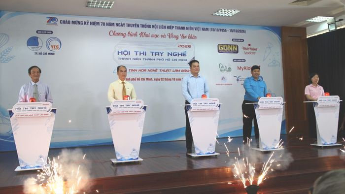  Ban tổ chức thực hiện nghi thức khai mạc hội thi, sáng 2-10. Ảnh: HỒNG ĐÀO 
