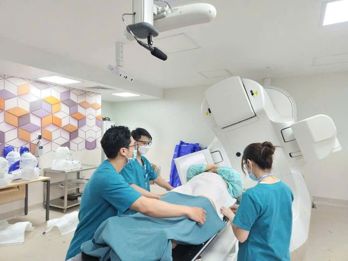  Nhân viên y tế Bệnh viện Ung bướu TPHCM hỗ trợ người bệnh xạ trị 