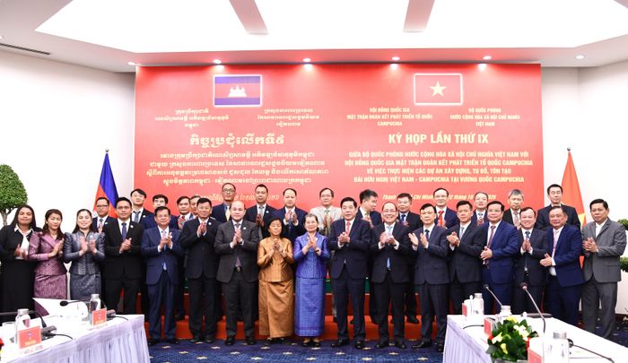  Đại biểu chụp hình lưu niệm tại kỳ họp 